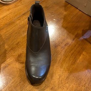 Malia surf bootie by Clark’s leather upper.zipper